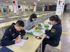 法律人员正在校园食堂现场 
